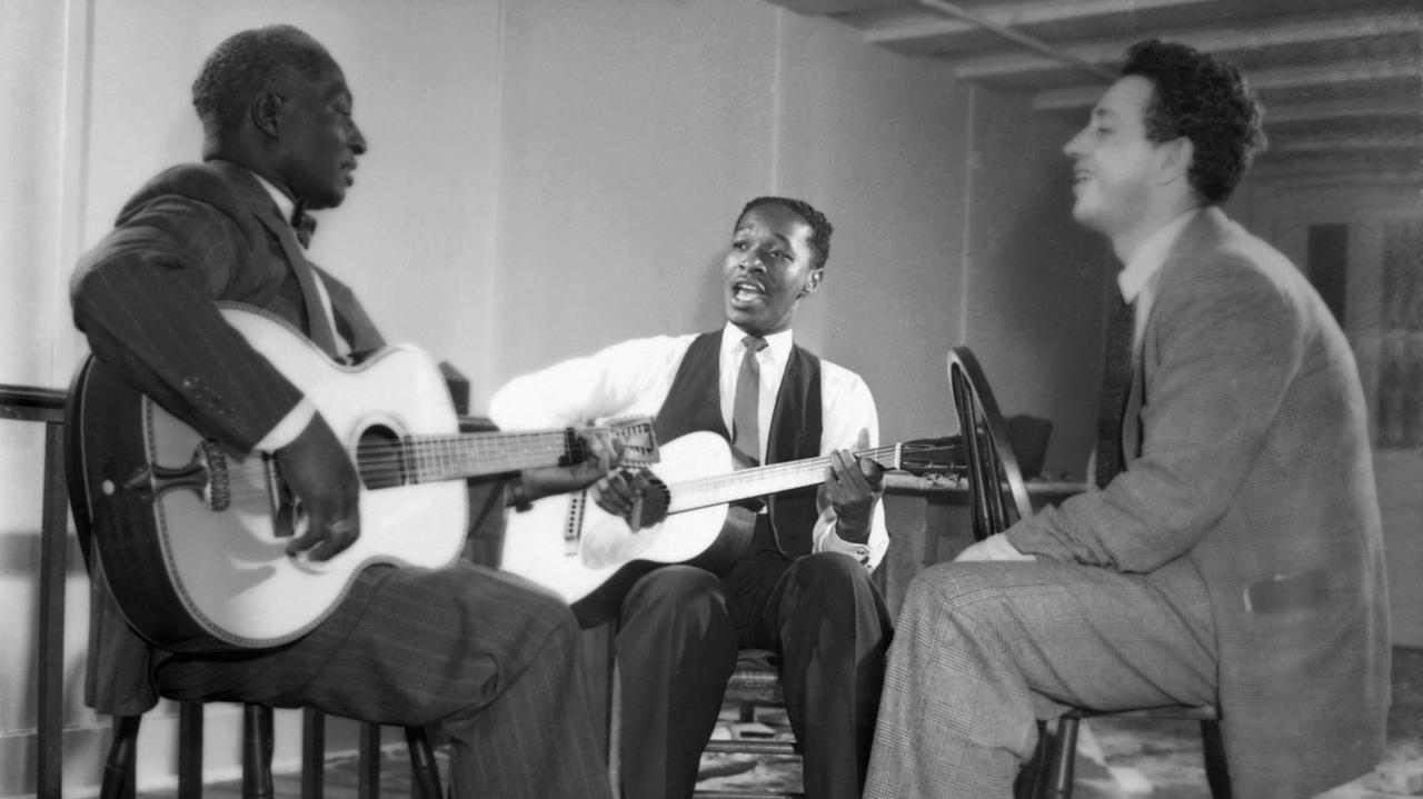New York, New York: c. 1940. L-R: Leadbelly, Josh White and Nicholas Ray. Ray became a film director; amongst his more notable films was Rebel Without A Cause , starring James Dean. PUBLICATIONxINxGERxSUIxAUTxHUNxONLY 990_16_0-Mus-Blue_4HR

New York New York C 1940 l r  Josh White and Nicholas Ray Ray became a Film Director amongst His More notable Films what Rebel without a cause Star ring James Dean PUBLICATIONxINxGERxSUIxAUTxHUNxONLY 990_16_0 Mus Blue_4HR
