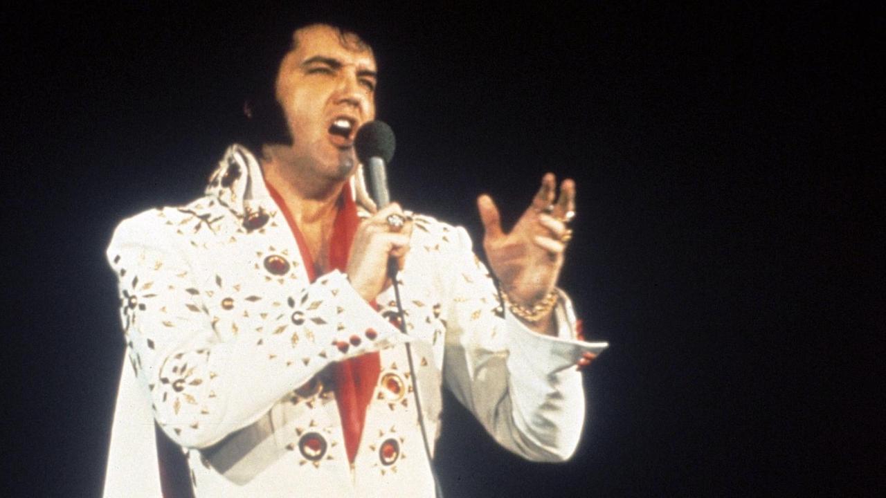 Elvis Presley während einer Tournee 1972. Das Foto ist ein Ausschnitt aus einem Film - "Elvis on Tour" - , der zu dieser Zeit entstand.