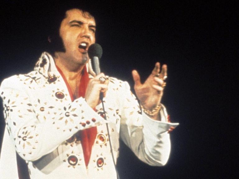 Elvis Presley während einer Tournee 1972. Das Foto ist ein Ausschnitt aus einem Film - "Elvis on Tour" - , der zu dieser Zeit entstand.