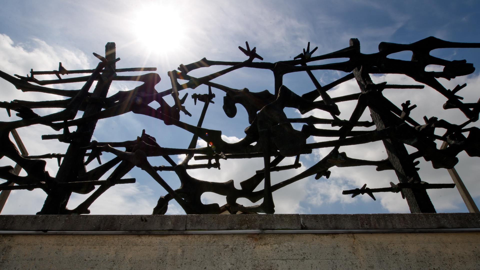 Das internationale Mahnmal des jugoslawischen Künstlers Nandor Glid an der KZ-Gedenkstätte in Dachau, aufgenommen am 21.06.2012. Am 22.03.1933 wurde das Konzentrationslager errichtet, befreit wurde es am 29.04.1945 durch amerikanische Truppen. Die Gedenkstätte des ehemaligen Konzentrationslagers wurde im Jahr 1965 auf Initiative und nach den Plänen der überlebenden Häftlinge errichtet