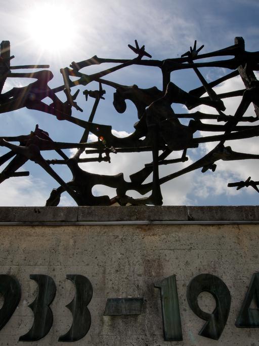 Das internationale Mahnmal des jugoslawischen Künstlers Nandor Glid an der KZ-Gedenkstätte in Dachau, aufgenommen am 21.06.2012. Am 22.03.1933 wurde das Konzentrationslager errichtet, befreit wurde es am 29.04.1945 durch amerikanische Truppen. Die Gedenkstätte des ehemaligen Konzentrationslagers wurde im Jahr 1965 auf Initiative und nach den Plänen der überlebenden Häftlinge errichtet