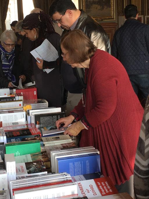 Besucher der Messe "Maghreb des livres" im Rathaus von Paris