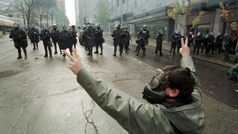 Tränengas wurde gegen die Demonstranten eingesetzt während der Proteste gegen die Konferenz der WTO in Seattle am 30.11.1999