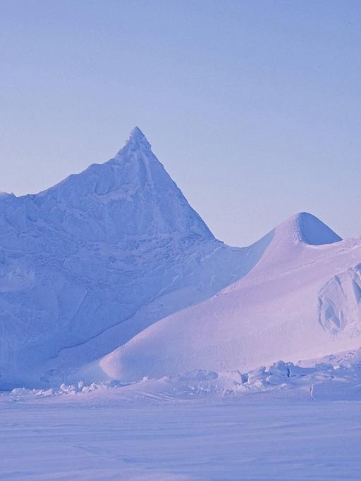 Die Aufnahme von 2003 zeigt einen Eisberg vor der Nordküste von Baffin Island im kanadischen Territorium Nunavut.