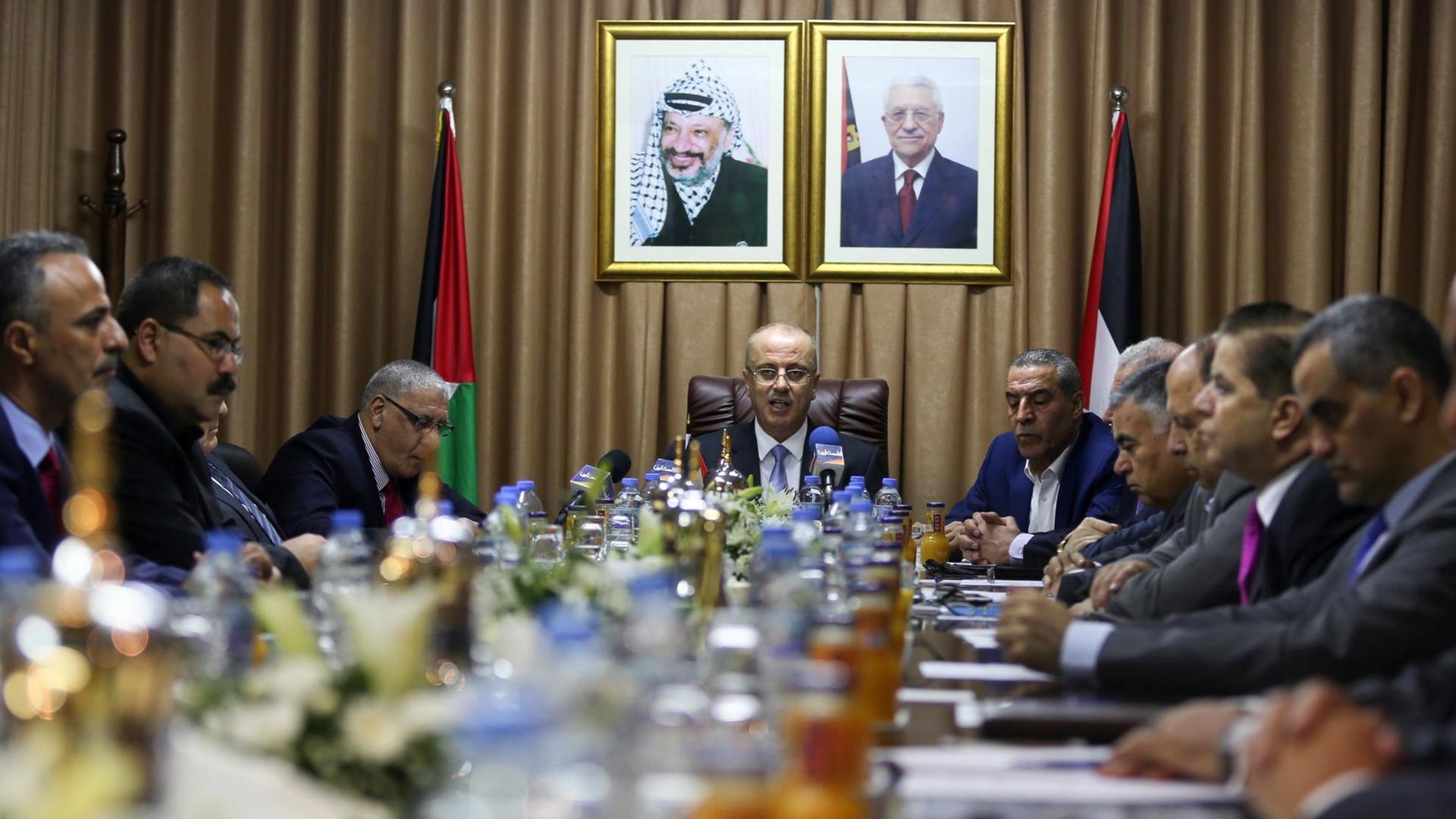 Der palästinensische Ministerpräsident Rami Hamdallah spricht am 3.10.2017 in Gaza zu seinem Kabinett.