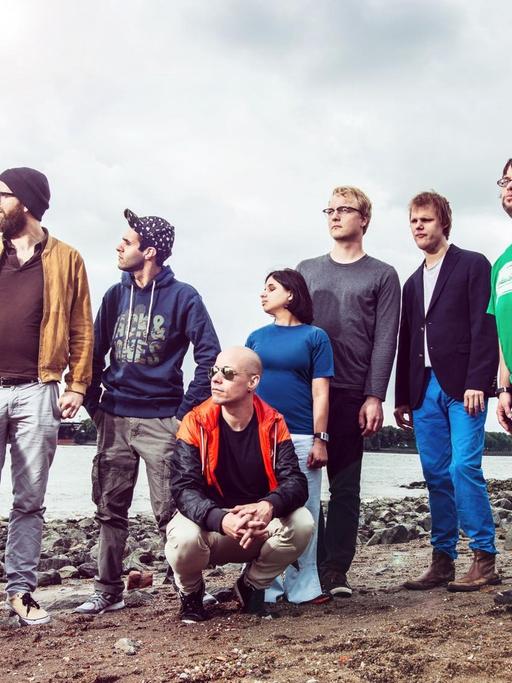 Band aus 9 Musikern posiert am Hamburger Hafen