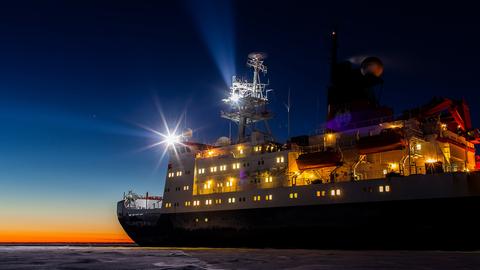 Das deutsche Forschungsschiff Polarstern während einer Eisstation im Weddellmeer. Polarsternexpedition ANT-XXIX/6; 8. Juni - 12. August 2013; Kapstadt-Punta Arenas Ziel der Expedition: Ein interdisziplinäres Forschungsprogramm in Atmosphäre, Meereis, Ozean und Ökosystem im antarktischen Winter, um die physikalischen und biogeochemischen Eigenschaften und Prozesse während der Wachstumsphase des Meereises besser zu verstehen. Fahrt war die erste antarktische Winterexpedition seit dem Jahr 2006. (Kurs wie im Winterexperiment 1992) English The German research vessel Polarstern during an ice station in the Weddell Sea. Polarsternexpedition ANT-XXIX/6; 8. June - 12. August 2013; Cape Town -Punta Arenas (Chile); The aim of the cruise is to carry out an interdisciplinary research programm on atmosphere, sea ice, ocean, and ecosystem during winter to obtain an understanding of physical and biogeochemical properties and processes during the sea ice growth season. It was the first Antarctic winter expedition since the year 2006.