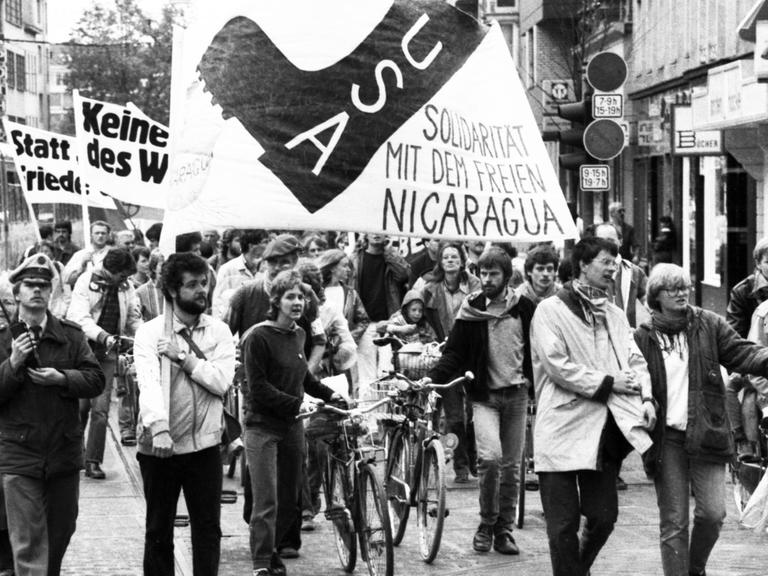 Anlaesslich des evangelischen Kirchentages demonstrierten Christen gegen Ruestung und Nato-Doppelbeschluss und für Solidarität mit Nicaragua. Foto: Klaus Rose
