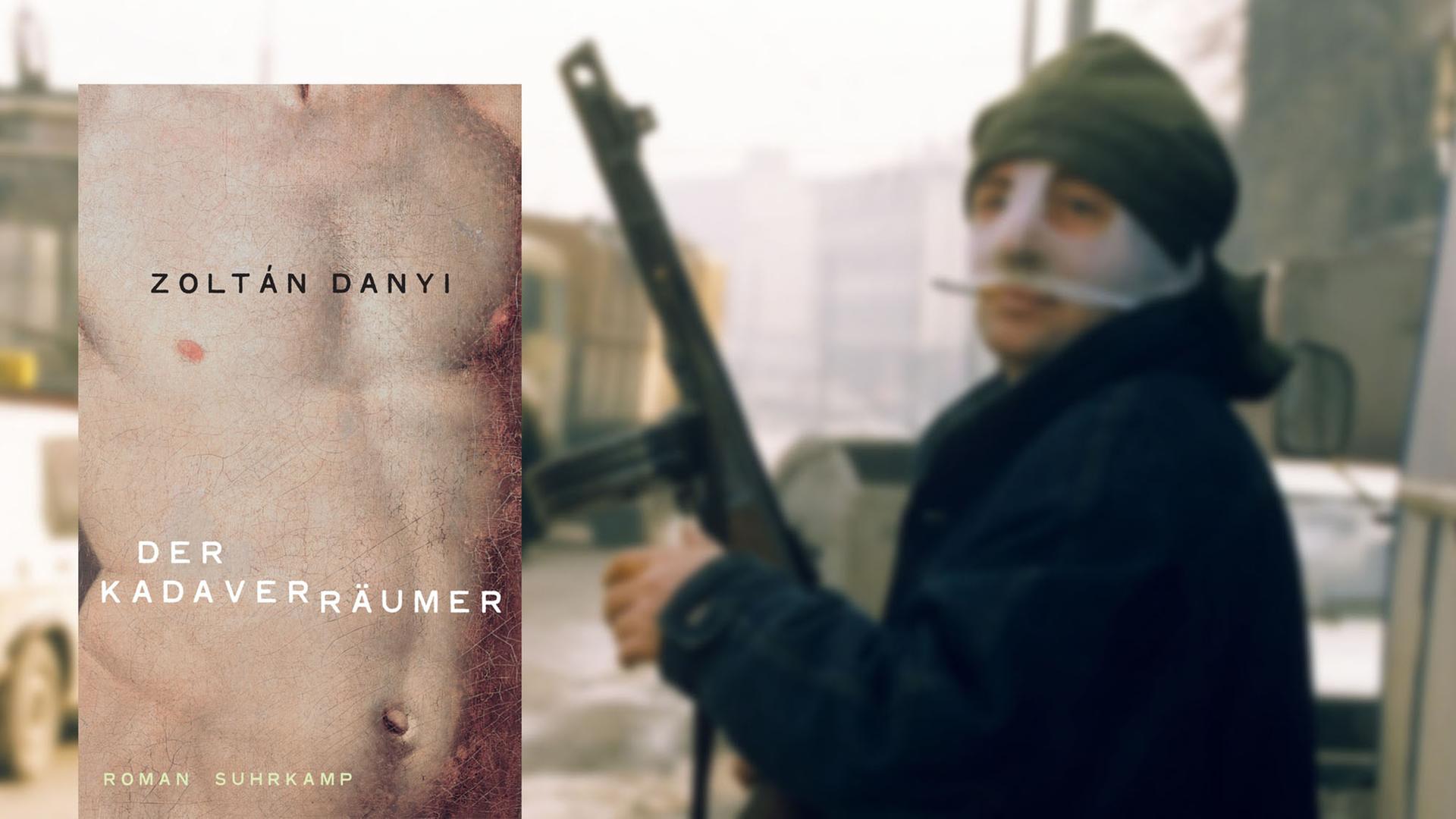 Cover des Buchs "Der Kadaverräumer" von Zoltán Danyi vor dem Hintergrund eines bewaffneten Kämpfers in Sarajevo 1992