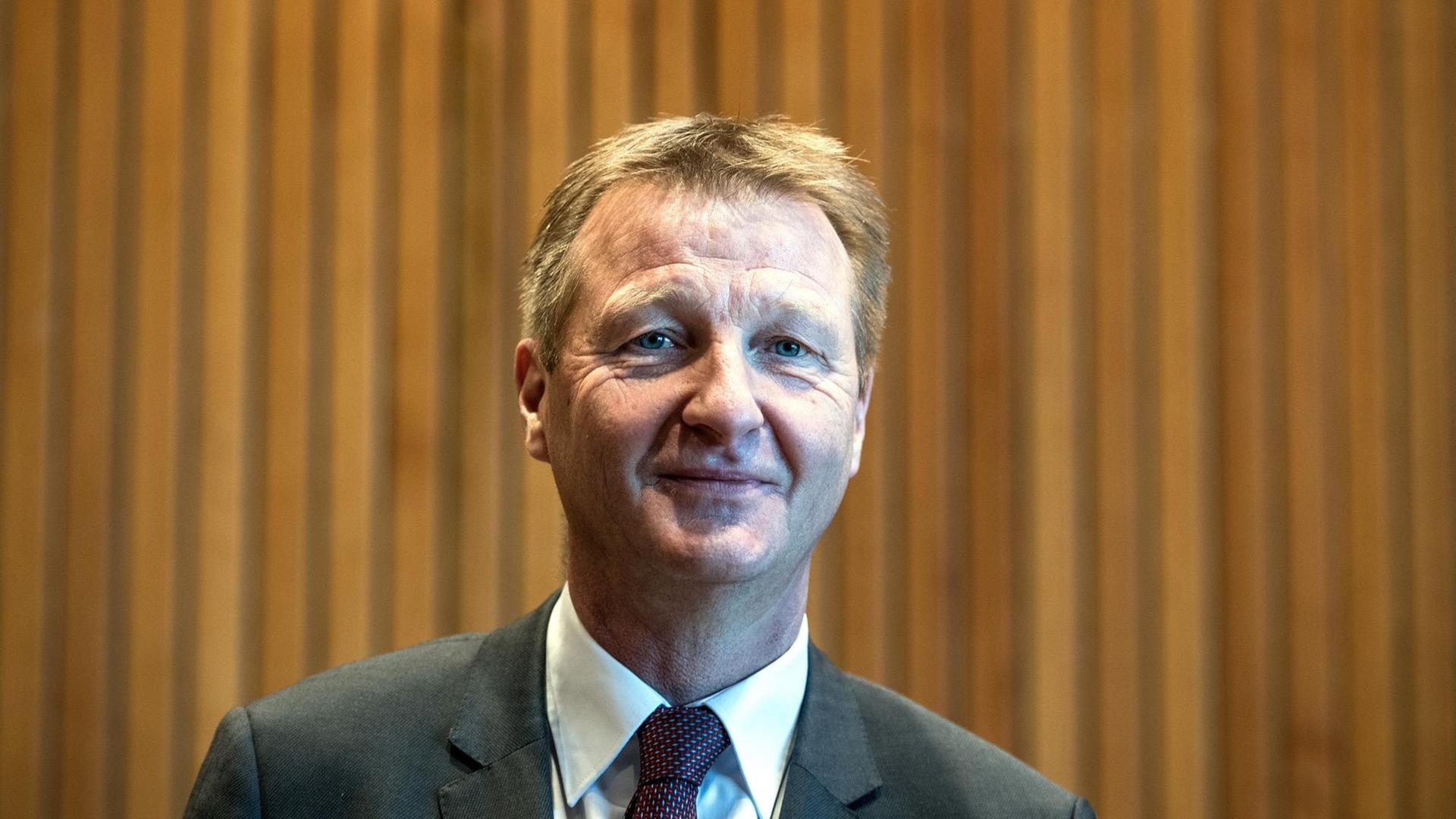 Der nordrhein-westfälische Innenminister Ralf Jäger (SPD) steht im Saal des Innenausschusses.