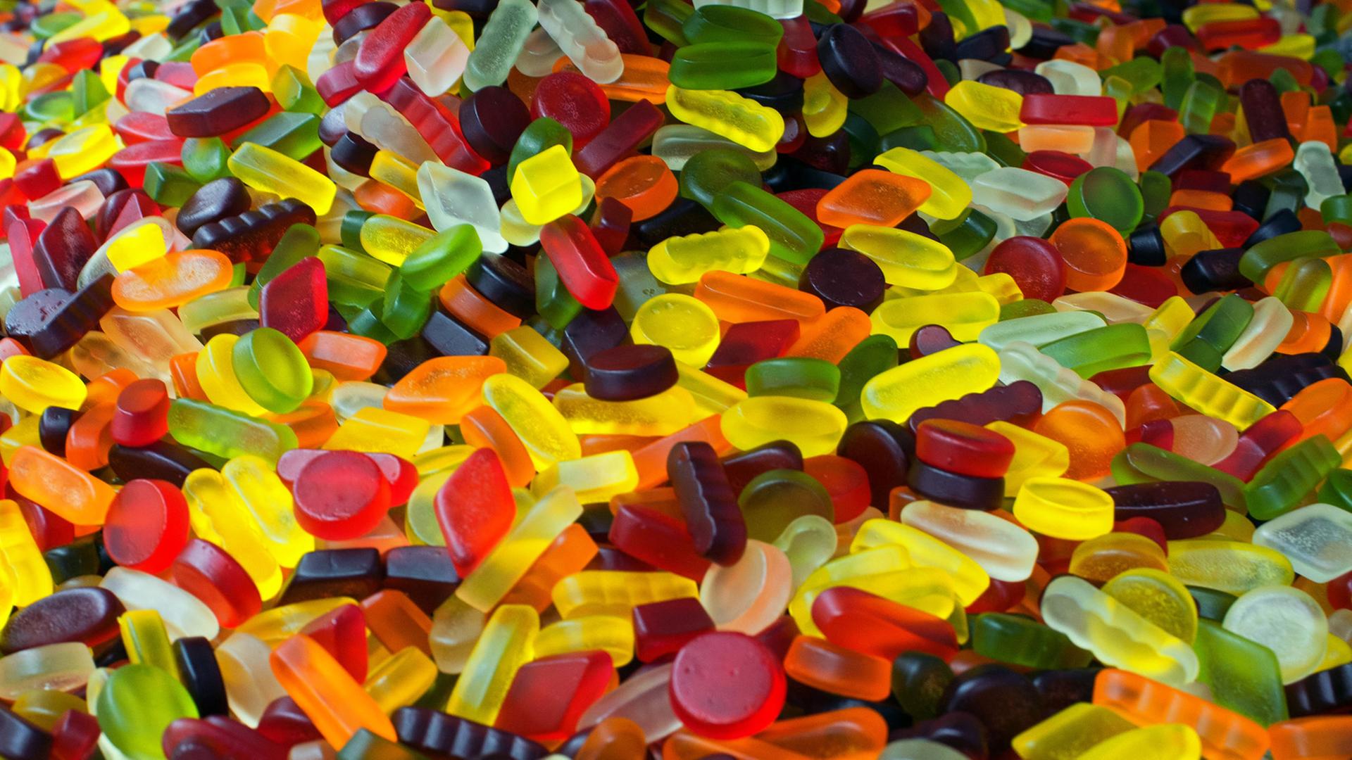 Zu sehen sind unzählige bunte Fruchtgummis.