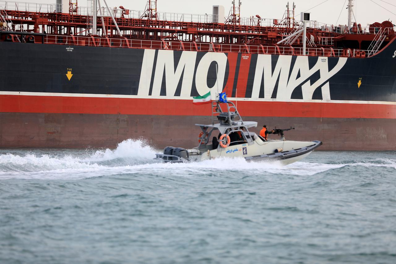 Ein Schnellboot der iranischen Revolutionsgarden umkreist den unter britischer Flagge fahrenden Öltanker "Stena Impero". 