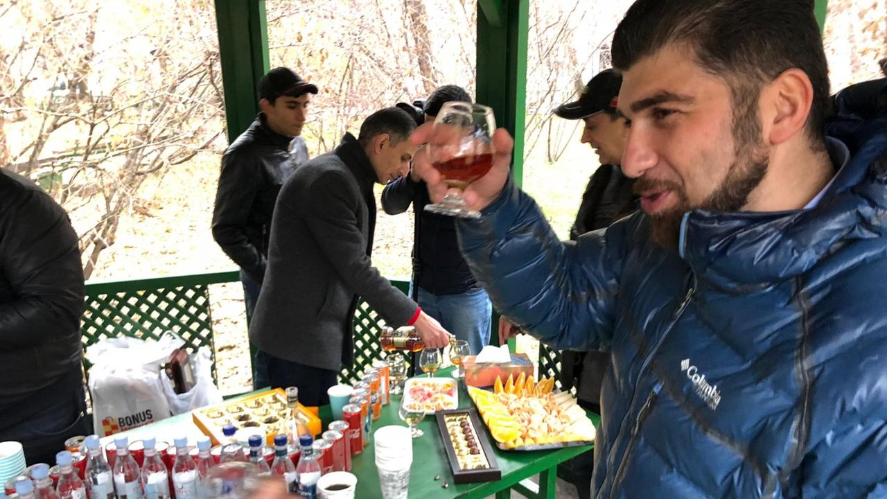 Davit Sanasaryan beim Anstoßen mit Cognac