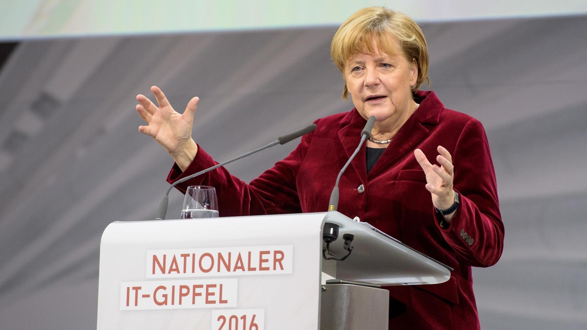 Angela Merkel spricht beim nationalen IT-Gipfel 2016 in Saarbrücken.