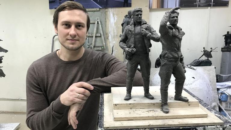 Der Moskauer Bildhauer Andrej Korobzow neben seinem Entwurf für ein Denkmal für zwei Flieger der Roten Armee. Die damals in der DDR stationierten Piloten stürzten 1966 nach einem Triebwerksausfall in den Westberliner Stößensee. Sie widersetzen sich damit einem Befehl, sich per Schleudersitz zu retten, verhinderten damit aber möglicherweise einen Absturz über bewohntem Gebiet.