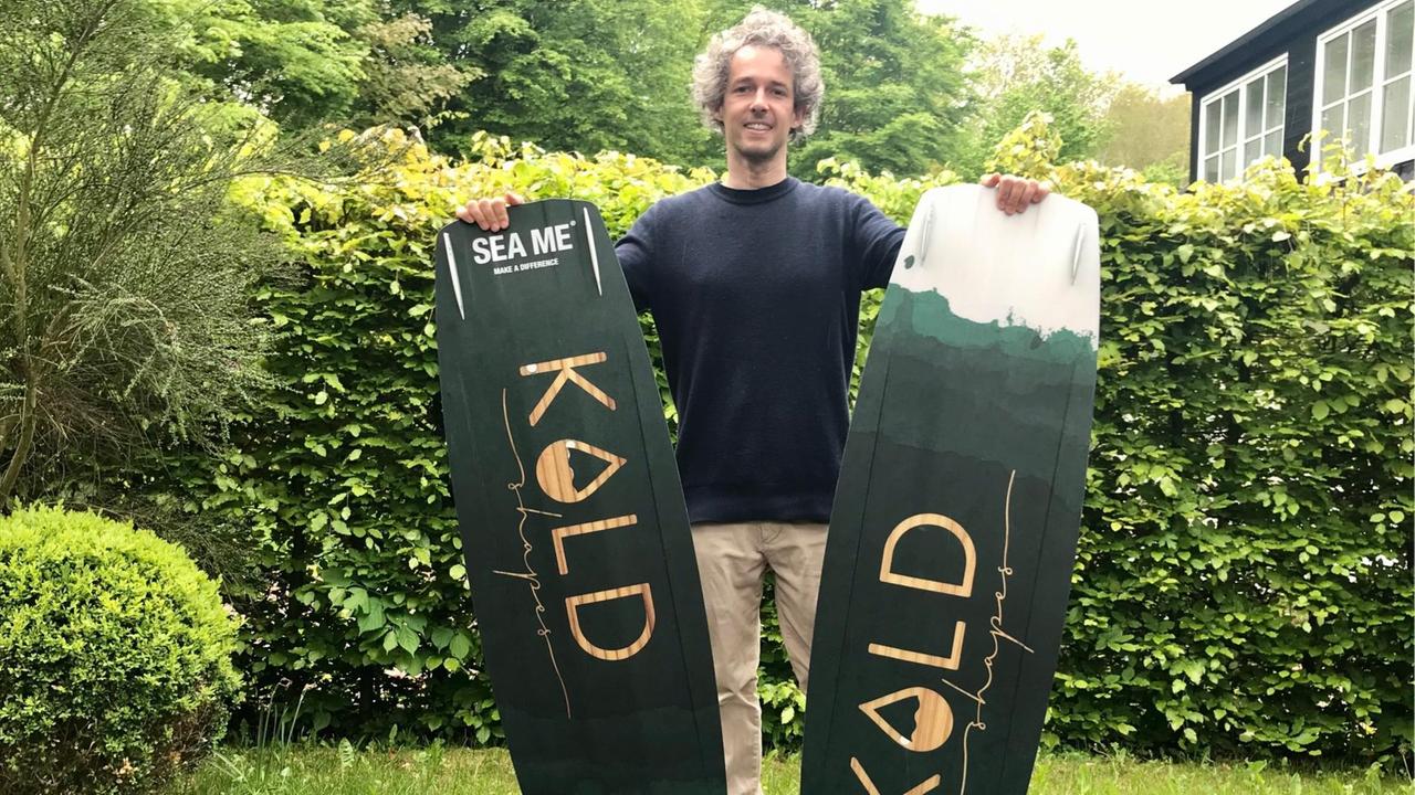 Der Kite-Surfer Mario Rodwald umgeben von seinen beiden schulterhohen Kite-Boards. 