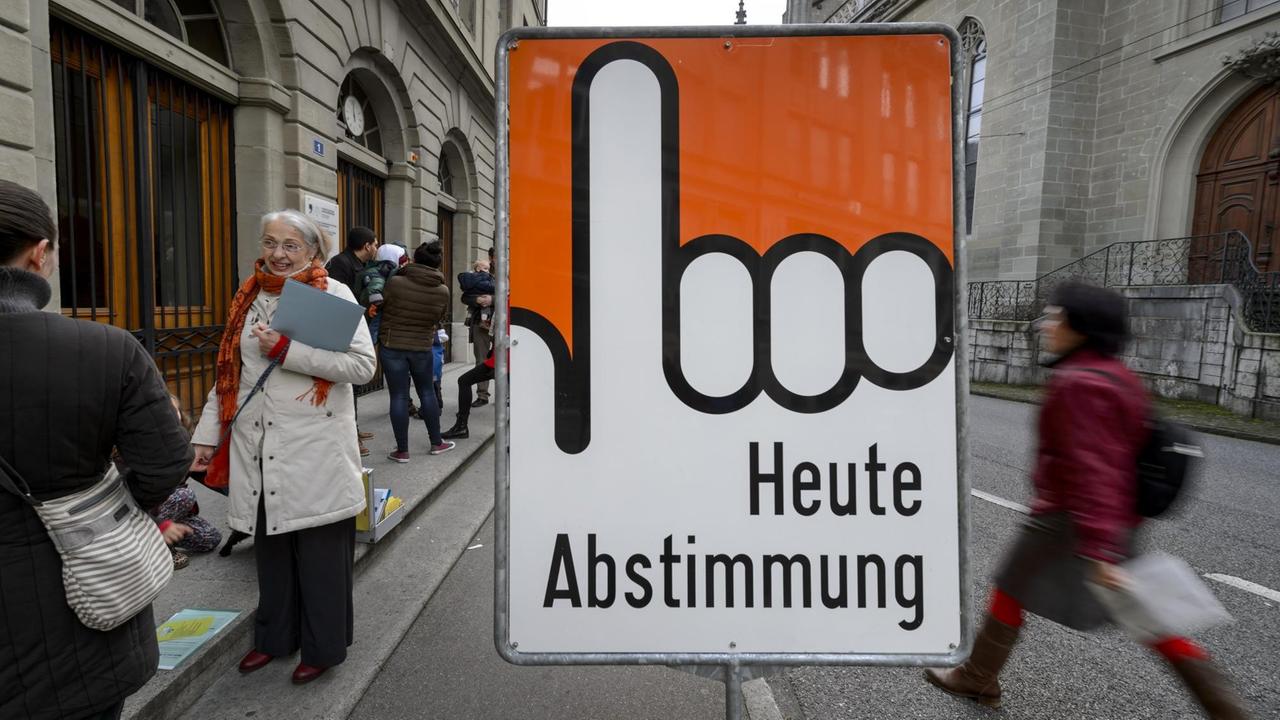 "Weiß Gott alle drei Monate eine Volksabstimmung" - Aufruf zur Stimmabgabe in der Schweiz