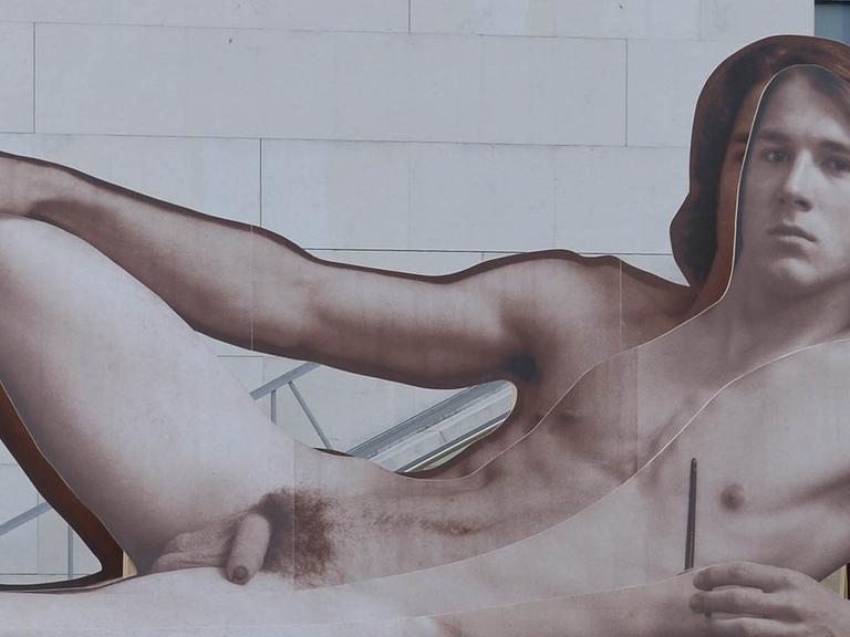 Ein nackter Mann posiert - als Teil einer Ausstellung Leopold-Museum in Wien.