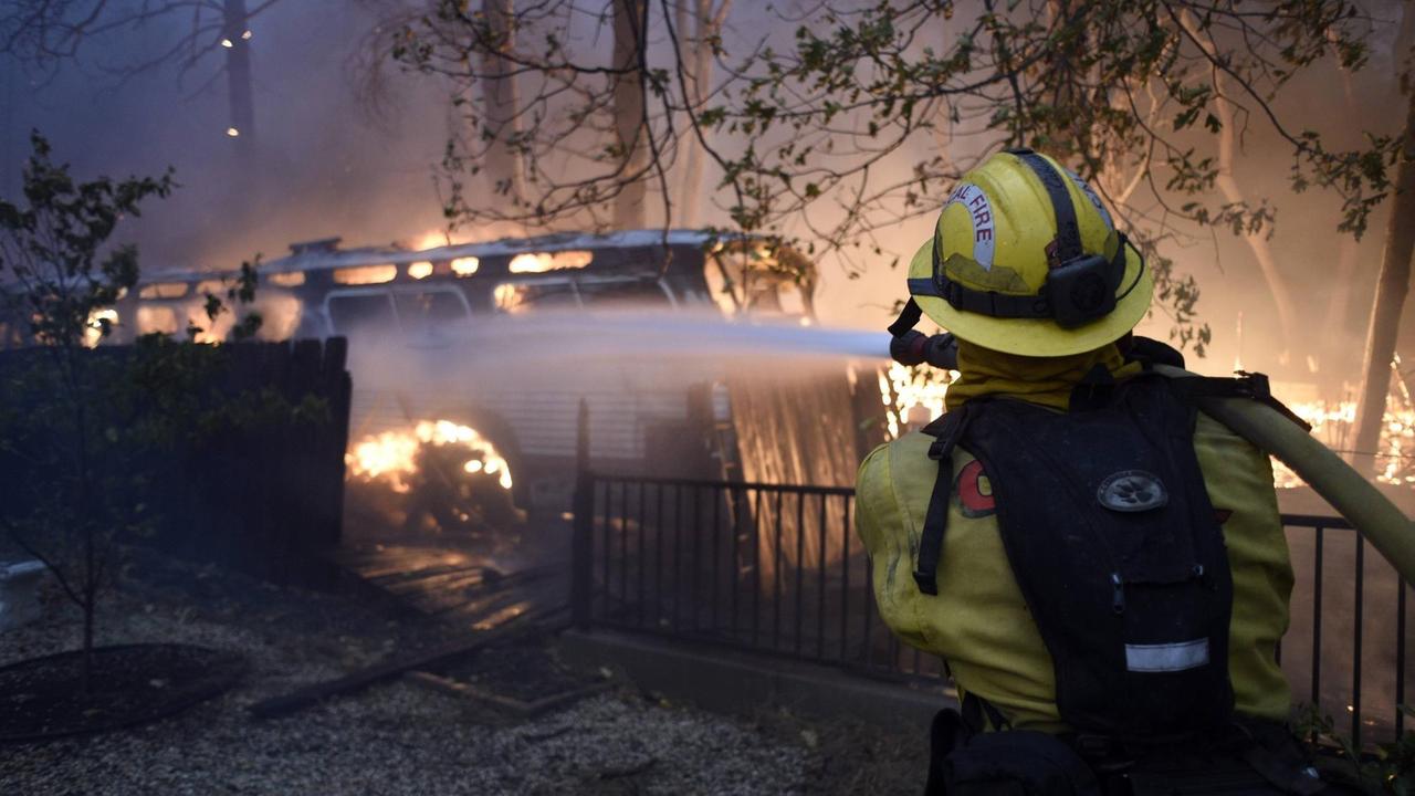 Feuerwehrleute versuchen den Waldbrand im Norden Kaliforniens zu löschen