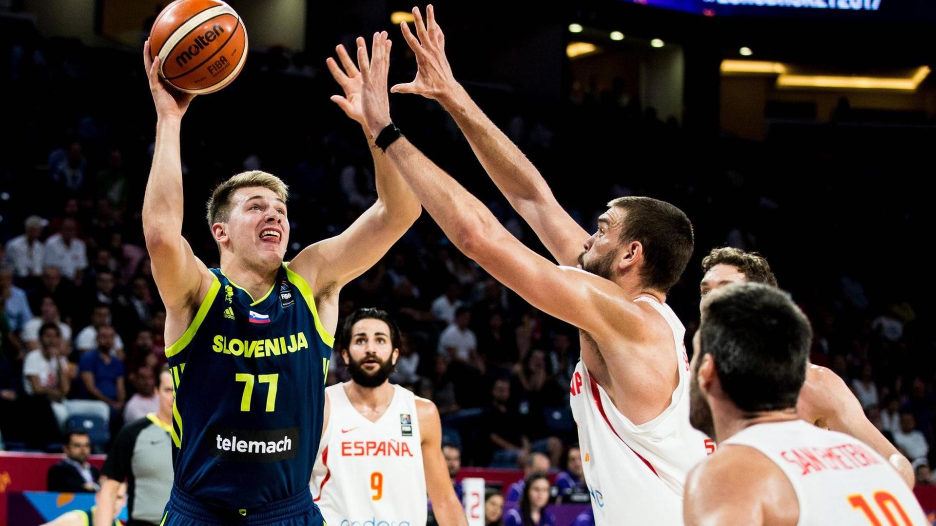 Der Slowene Luka Doncic beim Wurf im Halbfinale der Basketball-EM zwischen Slowenien und Spanien in Istanbul 