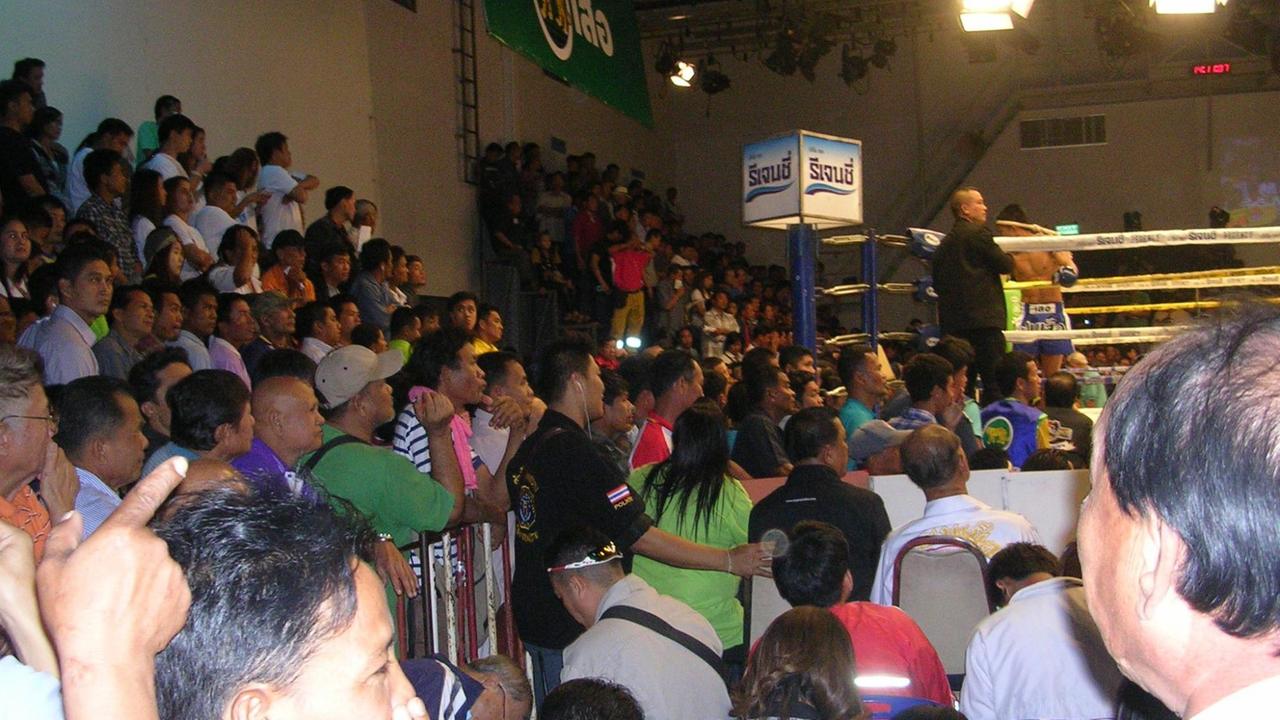 Bei den Zuschauern beliebt: Muaythai, in Europa als Thaiboxen bekannt.