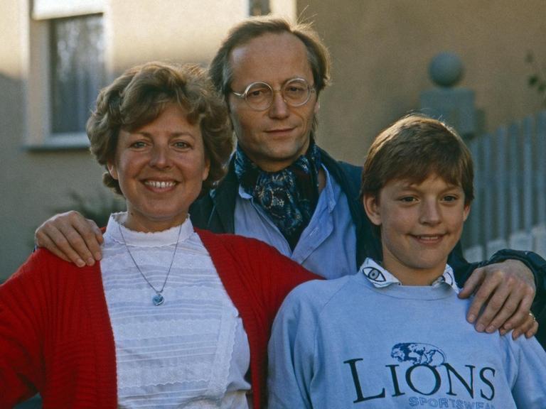 Das Bild zeigt eine Szene aus der Fernsehserie "Lindenstraße" mit Mutter Beimer. Es zeigt die Darsteller Marie Luise Marjan, Joachim Luger und Christian Kahrmann.