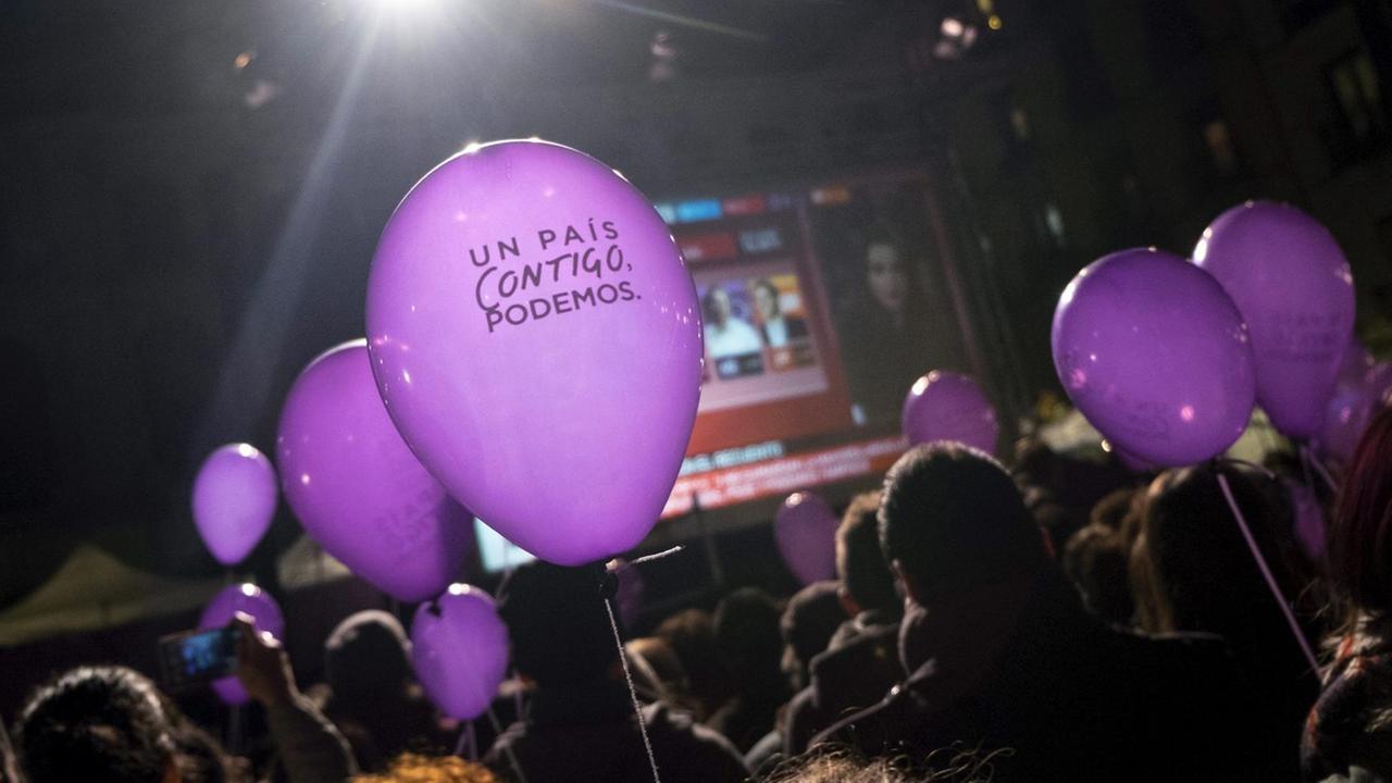 Unterstützer der spanischen Partei Podemos warten auf die Ergebnisse der Parlamentswahl am 20.12.2015
