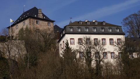 Die Burg Blankenheim hoch über dem Ort Blankenheim mit der Jugendherberge.