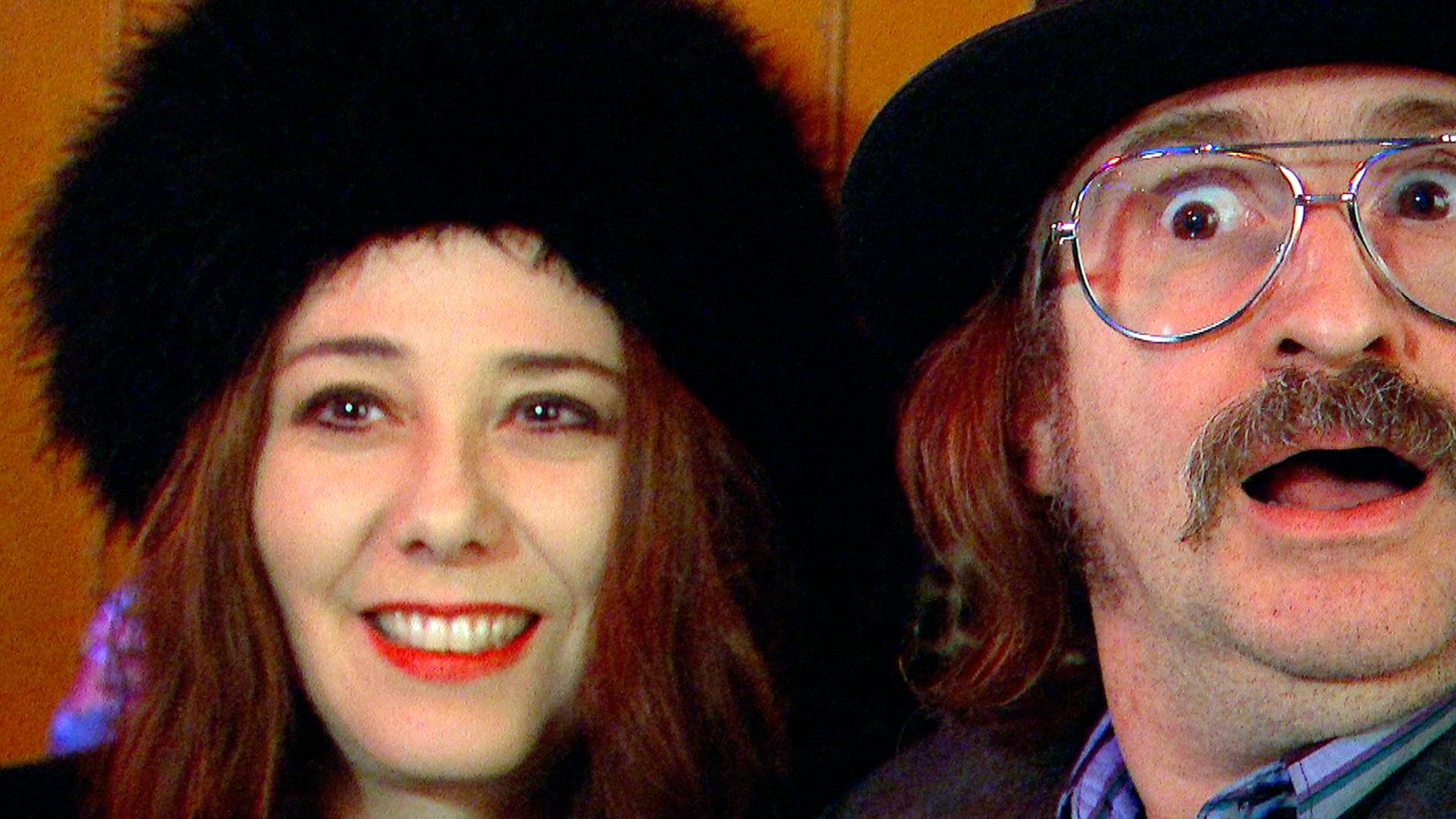Alexander Hacke von den Einstürzenden Neubauten und Danielle de Picciotto, Sängerin der Space Cowboys tauchen auf in der rbb-Doku "Wilde Jahre West-Berlin - Punk auf der Insel". Alexander Hacke von den Einstürzenden Neubauten und Danielle de Picciotto, Sängerin der Space Cowboys tauchen auf in der rbb-Doku "Wilde Jahre West-Berlin - Punk auf der Insel".