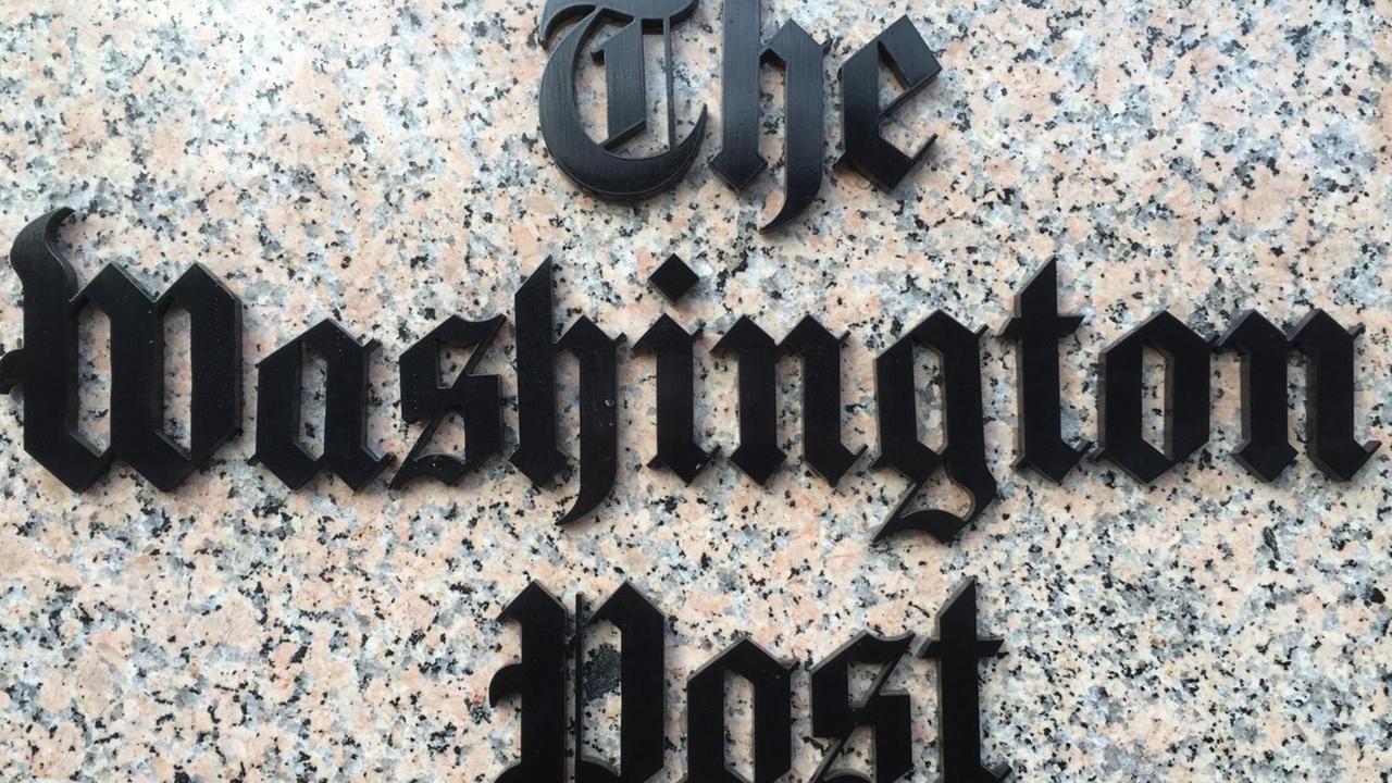 Das Logo der Washington Post vor dem Redaktionsgebäude.