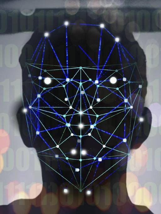 Ein Gesicht wird mit symmetrischen Linie und Punkten vermessen, im Hintergrund ist Computercode zu sehen