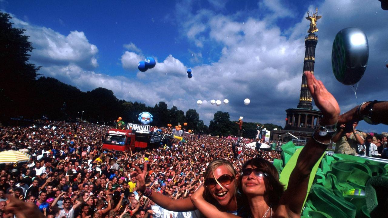 2001 tanzten tausende Teilnehmer der Loveparade unter der Berliner Siegessäule. 