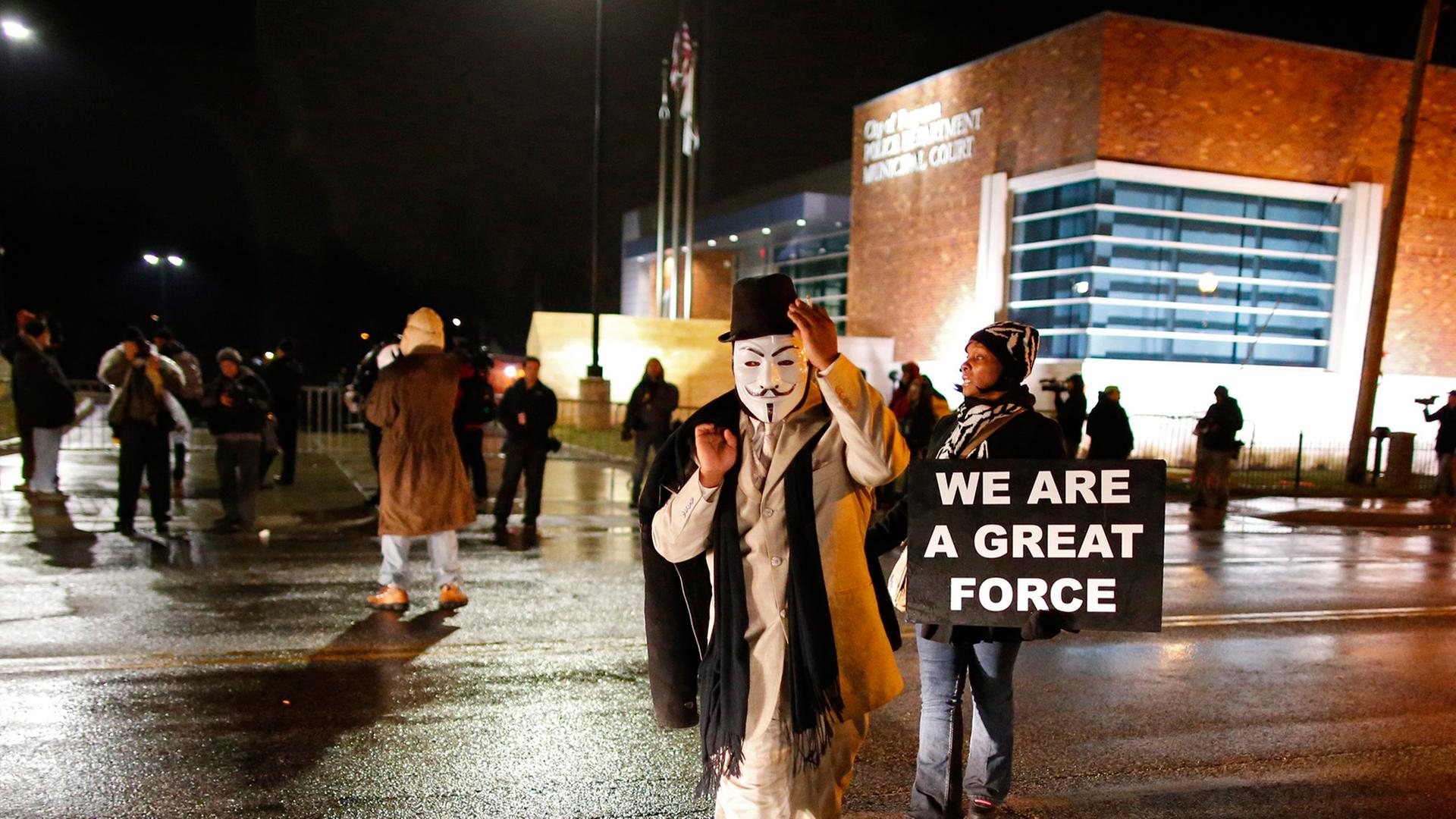 Demonstranten blockieren den Verkehr vor dem Ferguson Police Department, Ferguson, Missouri, USA, 21 November 2014.