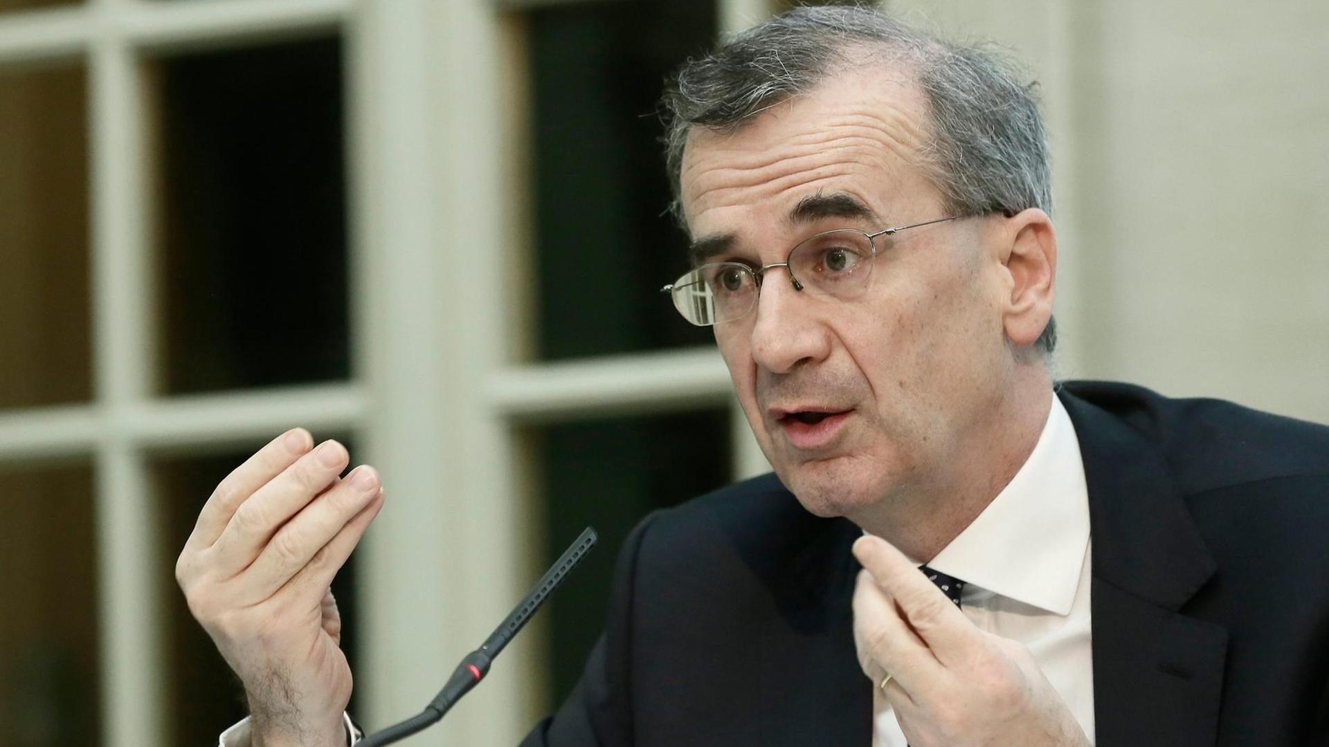 Das Bild zeigt Francois Villeroy de Galhau. Er hält gestikulierend eine Rede und macht ein ernstes Gesicht.