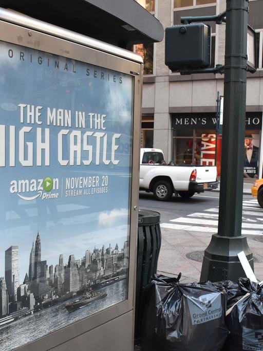 Ein Taxi fährt am 25.11.2015 auf der New Yorker Third Avenue an einem umstrittenen Werbeplakat für die Serie "The Man in the High Castle" vorbei.