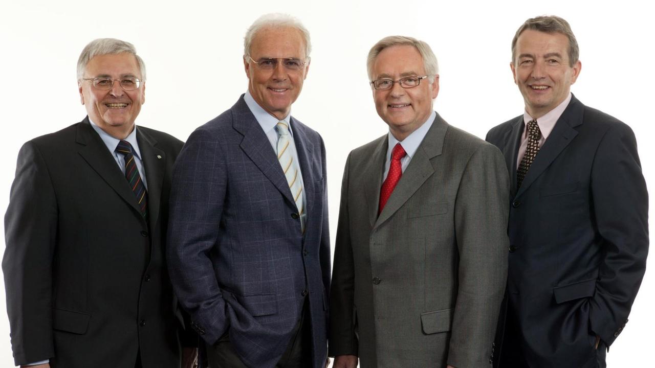 Das Organisations-Präsidium für die WM 2006Vizepräsident Dr. Theo Zwanziger, Präsident Franz Beckenbauer, 1. Vizepräsident Horst R. Schmidt, Vizepräsident Wolfgang Niersbach