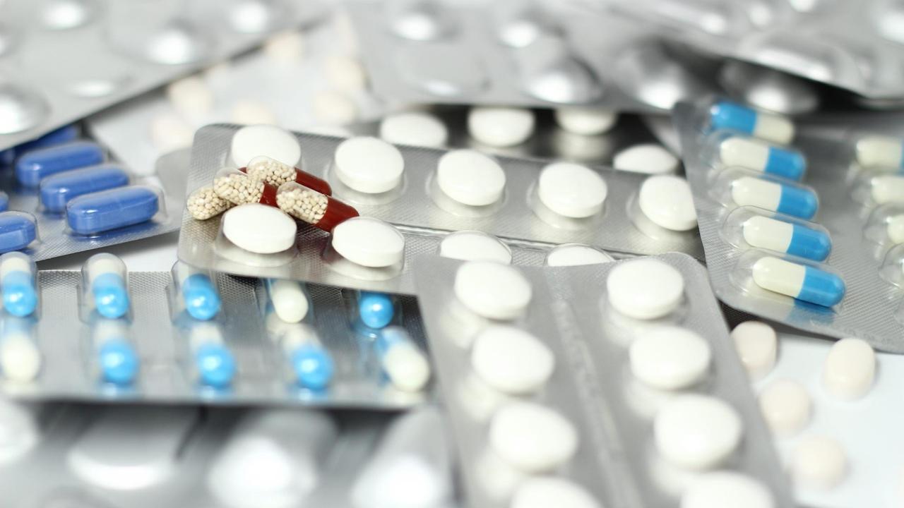 Ein Stapel mit verschiedenen Tabletten
