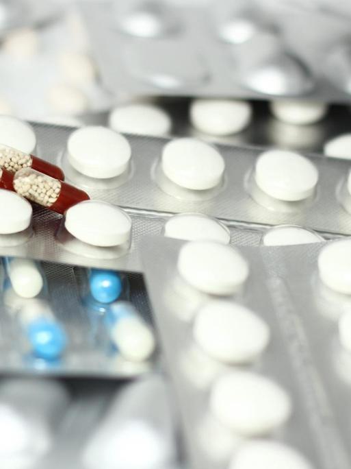 Ein Stapel mit verschiedenen Tabletten