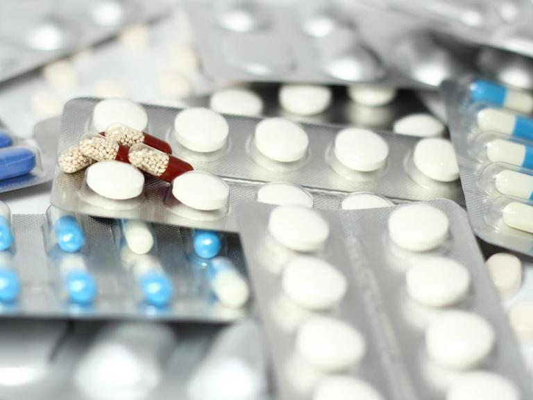 Ein Stapel mit verschiedenen Tabletten
