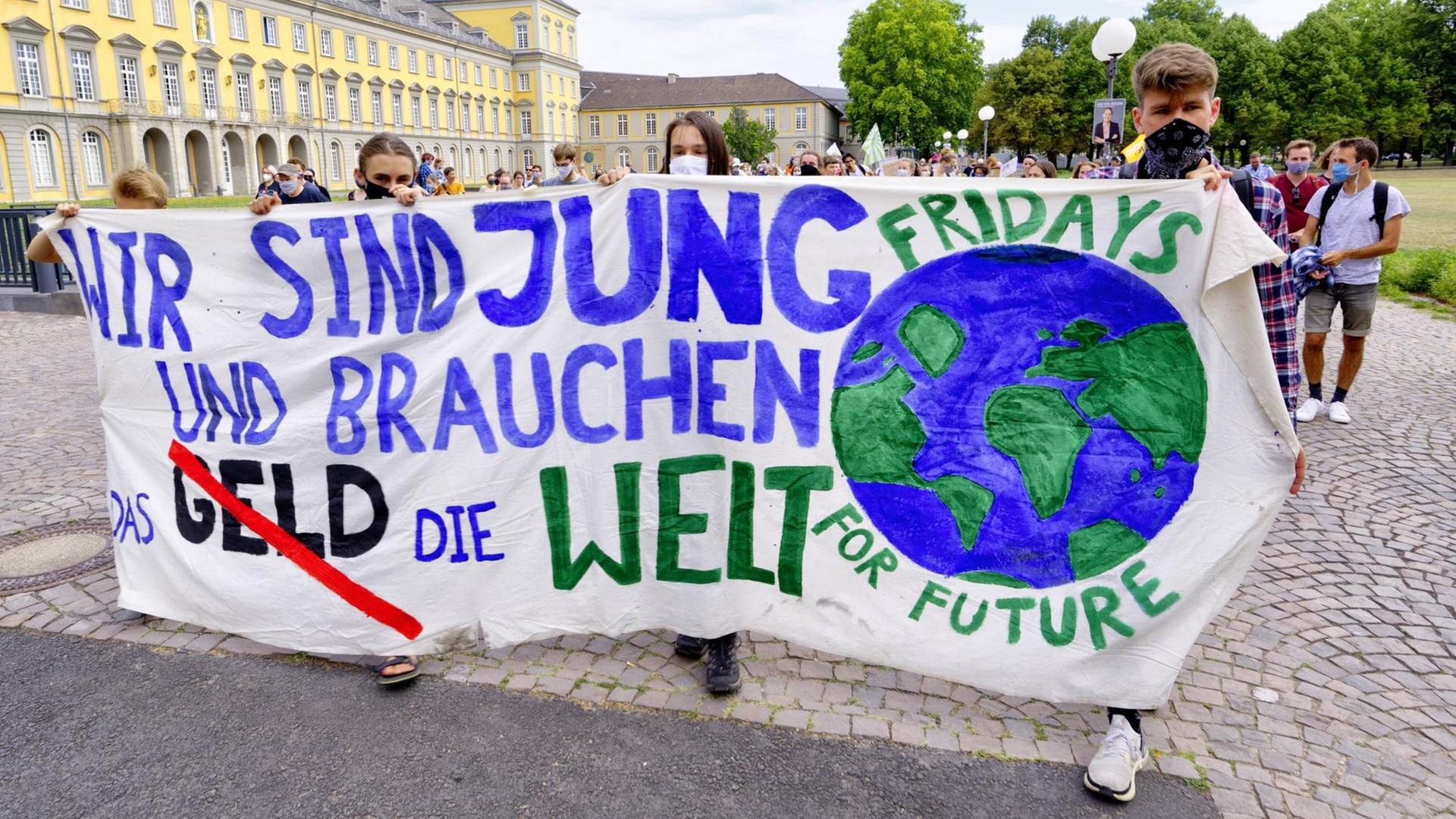 Demonstration von Fridays For Future in Bonn, wegen der Corona-Pandemie mit Mundschutz