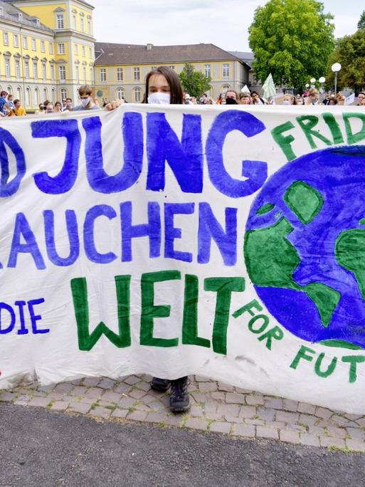 Demonstration von Fridays For Future in Bonn, wegen der Corona-Pandemie mit Mundschutz