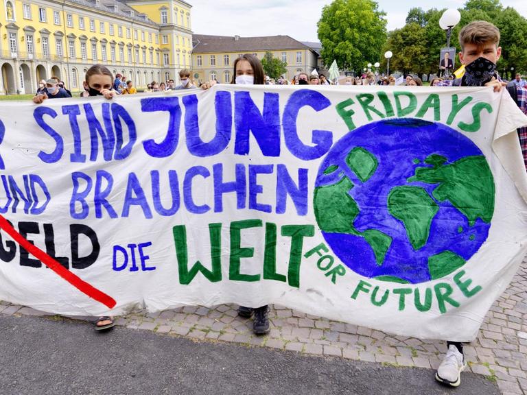 Demonstration von Fridays For Future in Bonn, wegen der Corona-Pandemie mit Mundschutz
