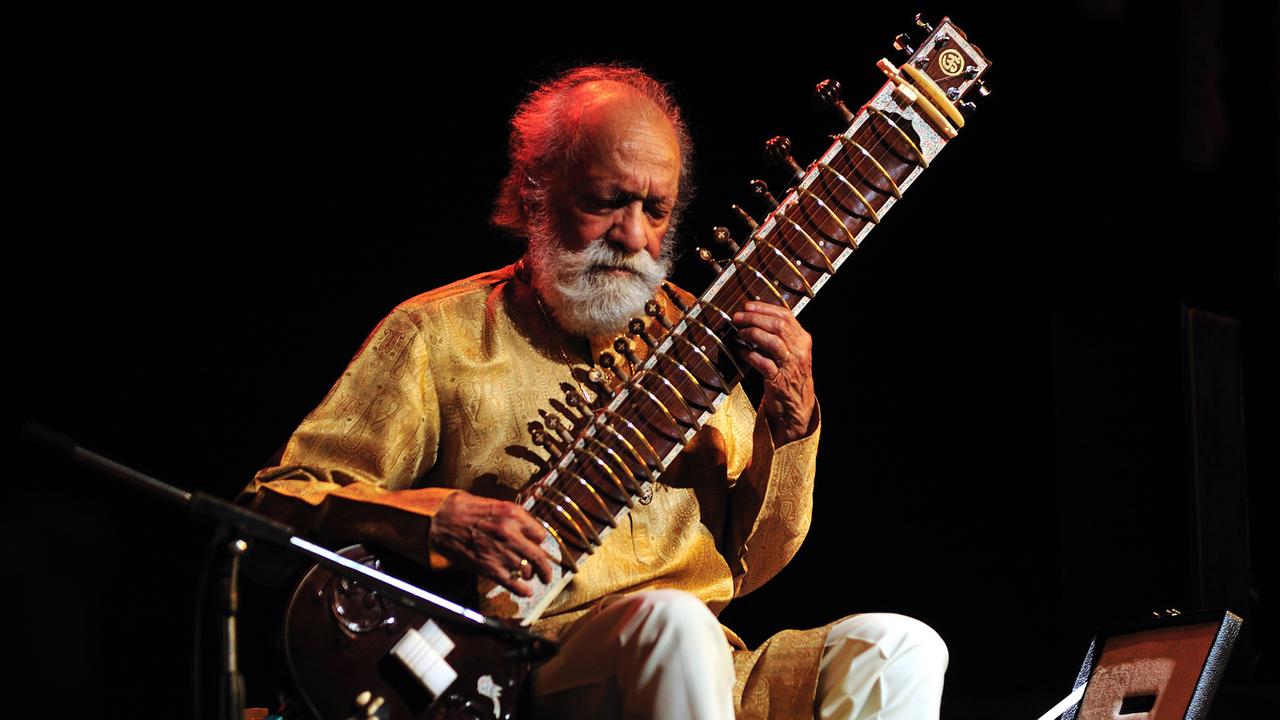 Der Sitar-Virtuose Pandit Ravi Shankar während eines Konzerts im indischen Bangalore am 7. Februar 2012