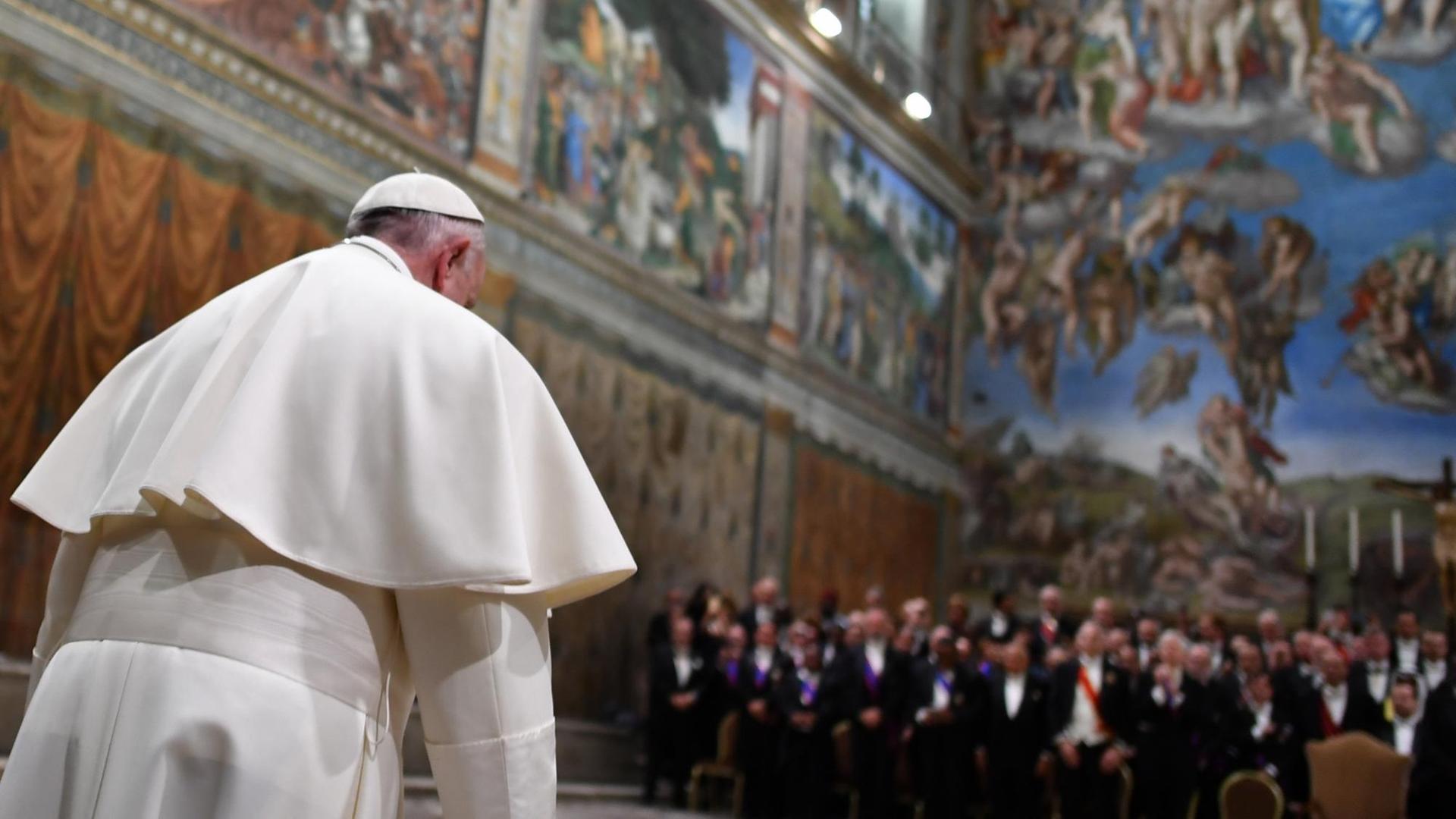 Papst Franziskus bei einem Diplomatenempfang im Vatikan.