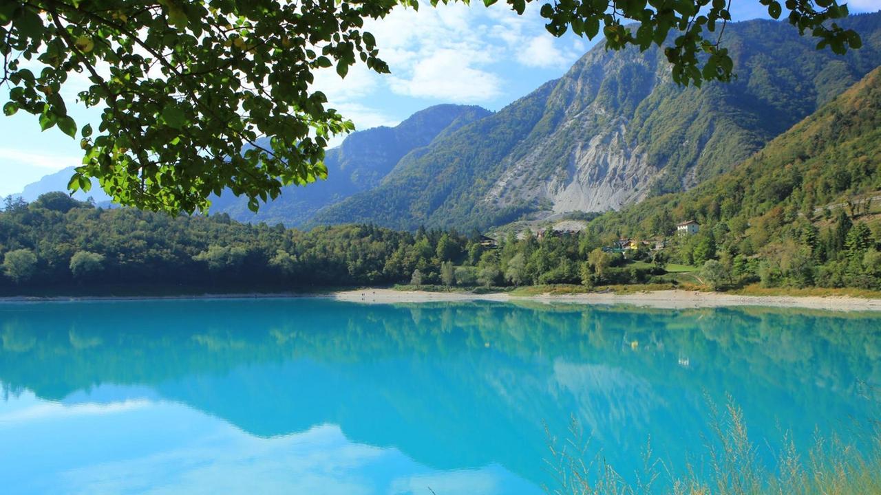 Panoramablick auf den Lago di Tenno in Italien