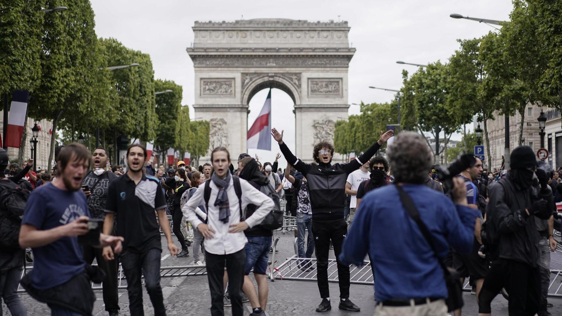 Anhänger der Gelbwesten-Bewegung protestieren nach der Militärparade vor dem Arc de Triomphe in Paris
