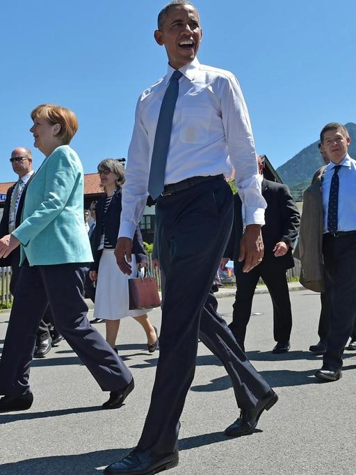 US-Präsident Barack Obama und Kanzlerin Angela Merkel mit ihrem Mann Joachim Sauer (rechts) laufen durch Krün bei Garmisch-Partenkirchen.