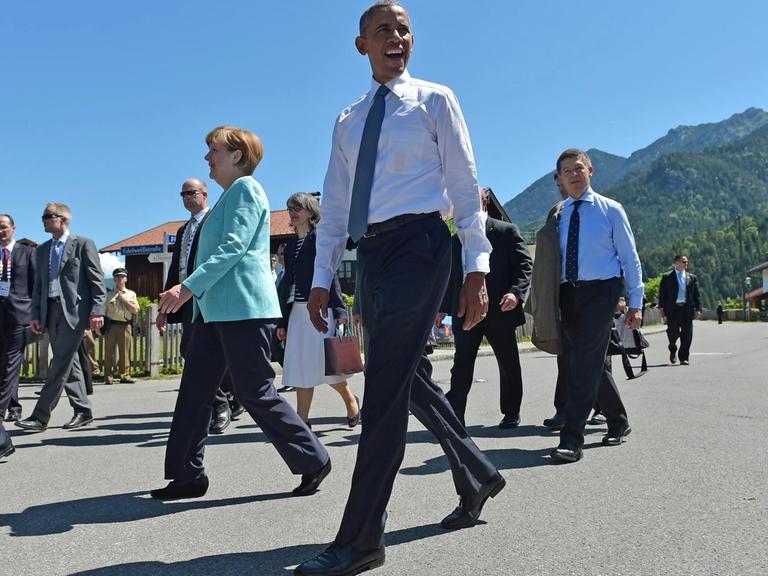 US-Präsident Barack Obama und Kanzlerin Angela Merkel mit ihrem Mann Joachim Sauer (rechts) laufen durch Krün bei Garmisch-Partenkirchen.