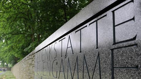 Eine Gedenktafel auf dem Gelände der KZ-Gedenkstätte Neuengamme in Hamburg