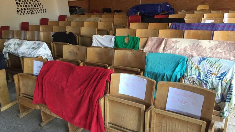 Platzreservierung von Jazzfreunden in Nickelsdorf. Wie auf Mallorca sind Handtücher und Decken auf den Sitzen gelegt worden.